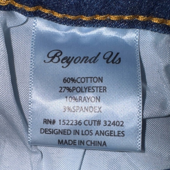 Beyond Us Blue stretchy Denim rolled hem cropped Jeans. Size 6. NWT - Picture 10 of 11